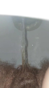 毛深い脇の下を見せつけておしっこをする