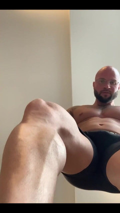 Jasons feet: Winzige hat angst vor dem Riesen