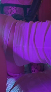 Una sissy disperata fa pipì nei pantaloni per sissygasm e clistere