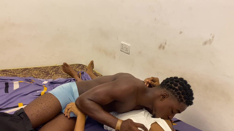 NaijaTeens: Koirboy panas mengongkek tekak saya sebelum mendominasi pepek saya