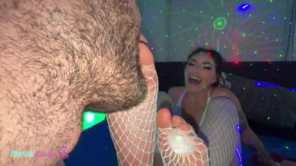 Rave Bunnys: 娇小的rhea的科技垫操逼派对！