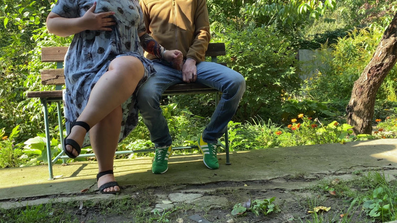 OurFetishLife: Soacra grasă îl ajută pe soțul fiicei ei vitrege să ejaculeze în...