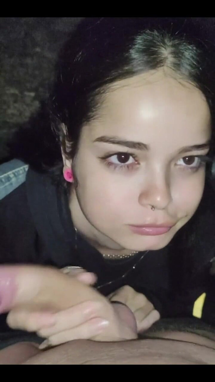 Debora Mendes: 私は一緒に散歩に行きました、私たちは屋外で夜のフェラチオのために電車の線に行きました、そして彼は私のおっぱいに射精しました