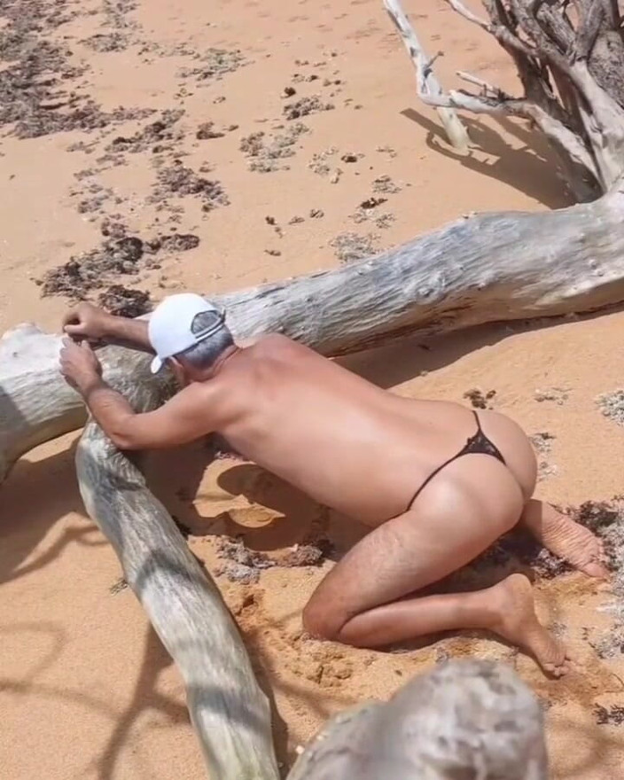 Ladysilvas: Ladysilva mostrando sua calcinha sexy na praia