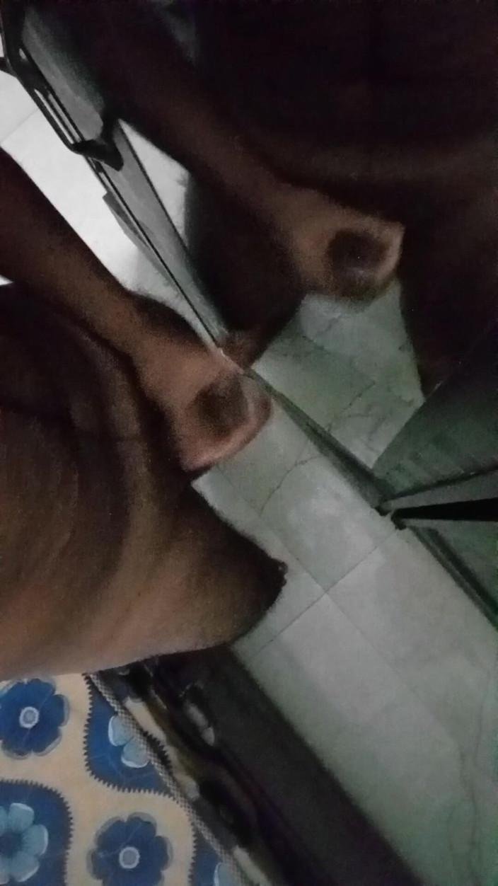 Raaz26d: 寝室で大きなペニスにオイルを塗り、鏡の前で自慰をしている