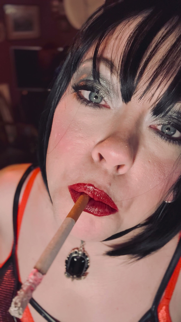Tina Snua: Курящая госпожа Tina Snua Chain курит 2 суперking сигареты в перчатках-чулках-сеточках - курящая толстушка пухлая