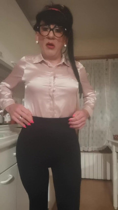 Crodreisser Excited with Satin Blouse Solit