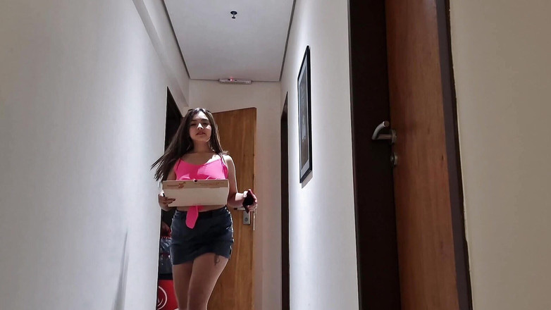 Latinascachondas: Voy a follar al repartidor con su polla gorda de...