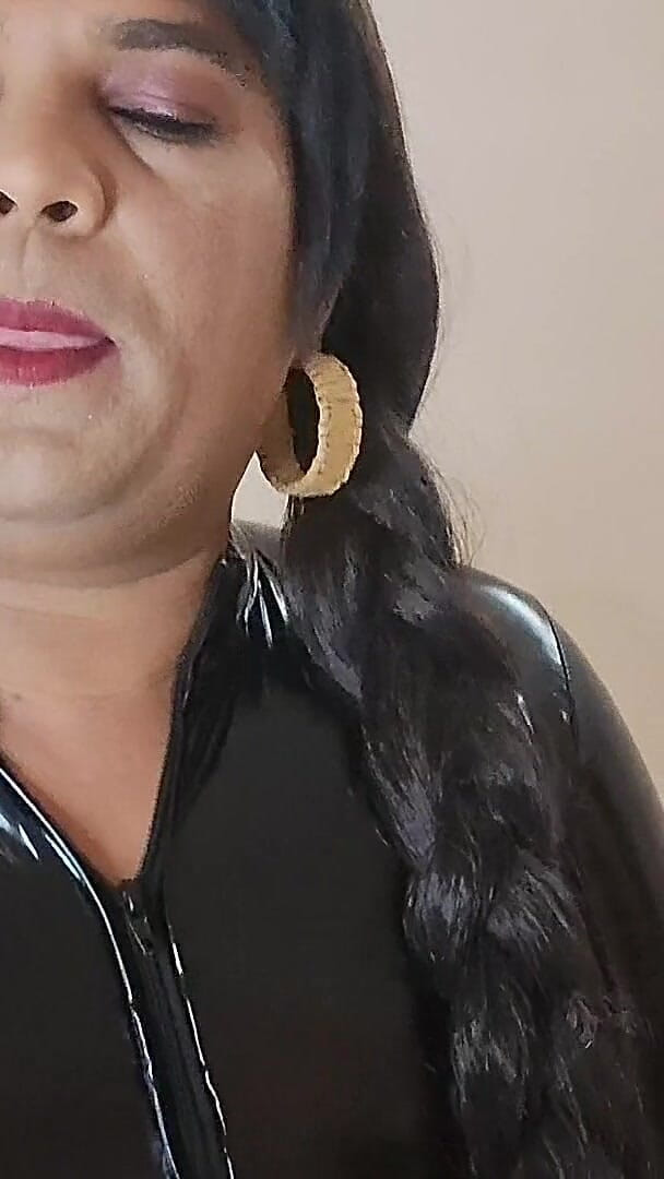 Indiansissychubby: Ewoluuj lalkę walcz z lateksem dla ciebie, chodź połykać moją...