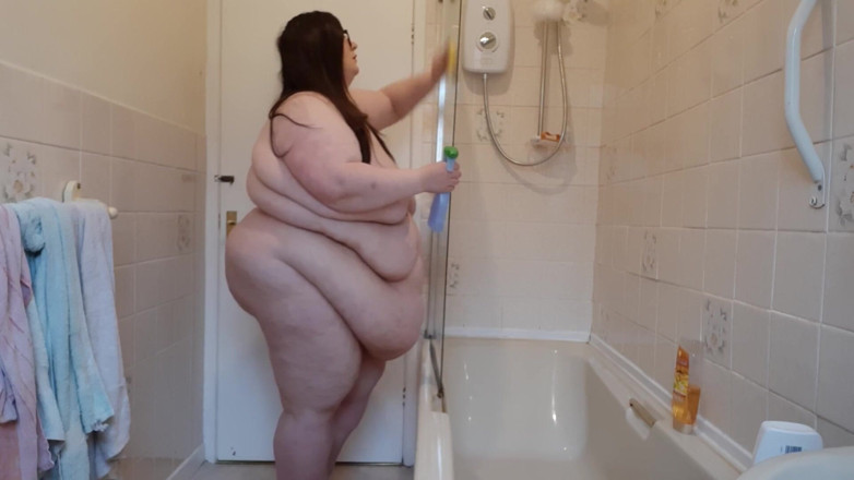 SSBBWLadyBrads: Ssbbw nuda pulizia bagno pancia grassa