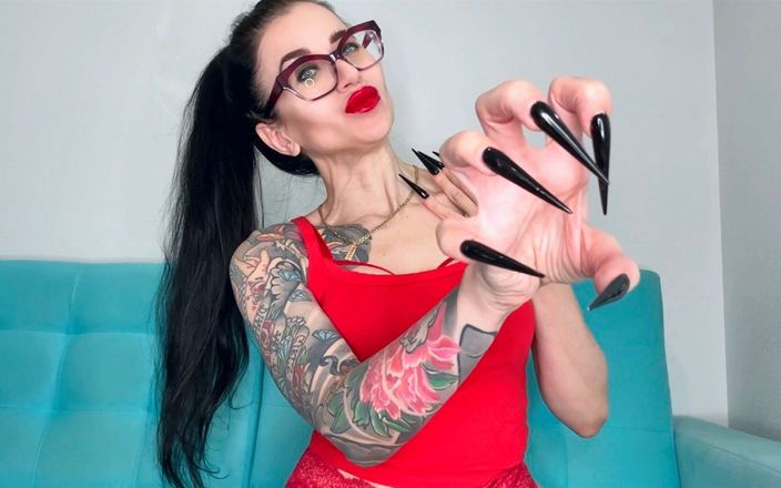 Julia domaina: Чорні довгі нігті, гострі шпильки, смоктання довгих пальців, дрочки руками зі слиною та червоною мереживною білизною