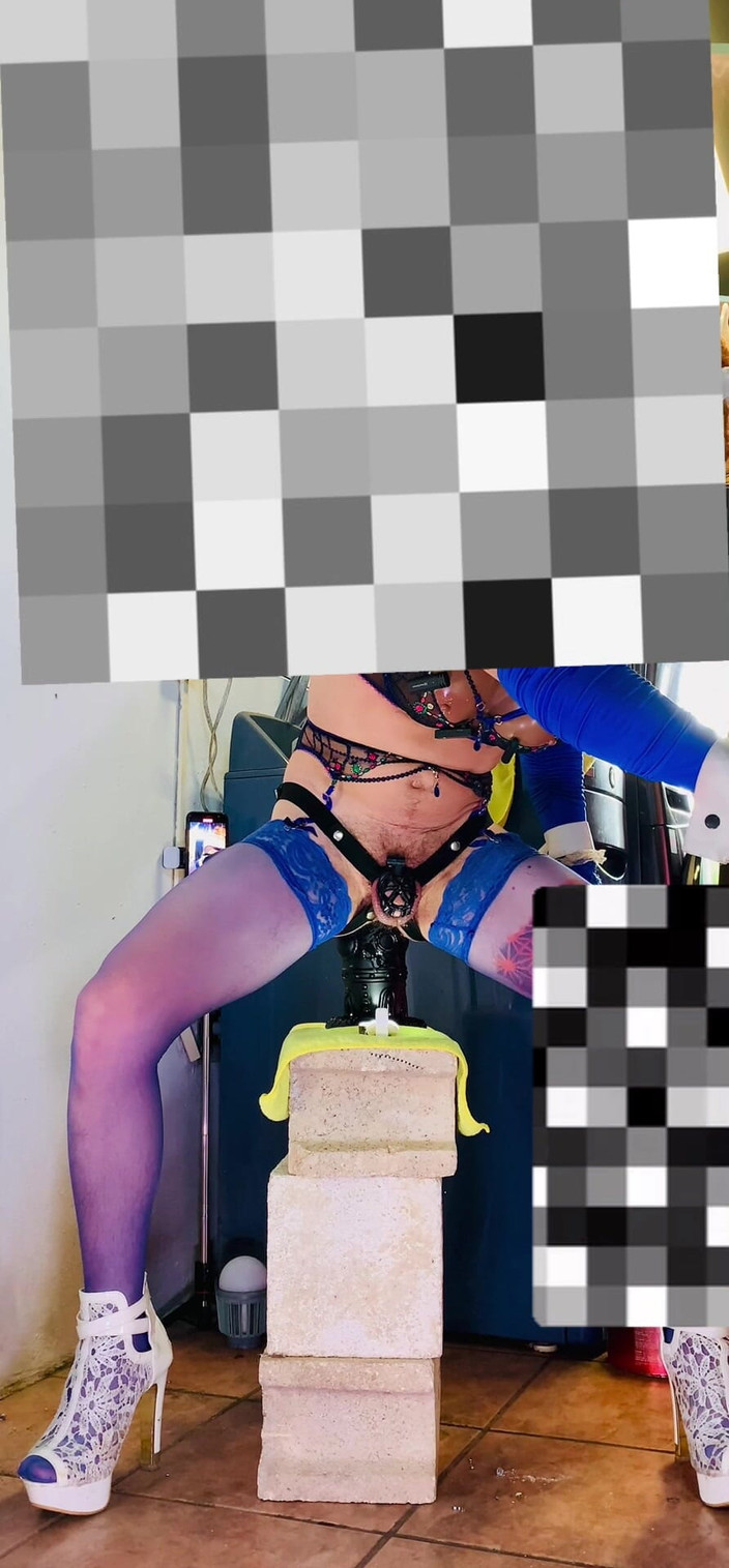 Benito414: Travesti cachonda con grandes tetas de silicona se la follan...