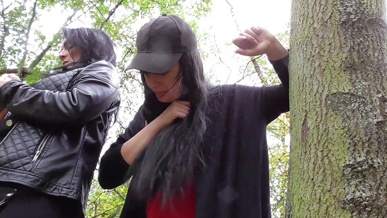 Femdom Austria: 貧しい人のための森の踏みつけのセッション