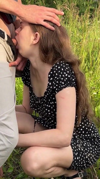 Velmi sexy dávení hluboko do krku venku