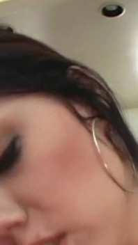 Sexiga brunetter Chloe Morgan och Crystal Clear startar en ångande trekant och delar sin sperma