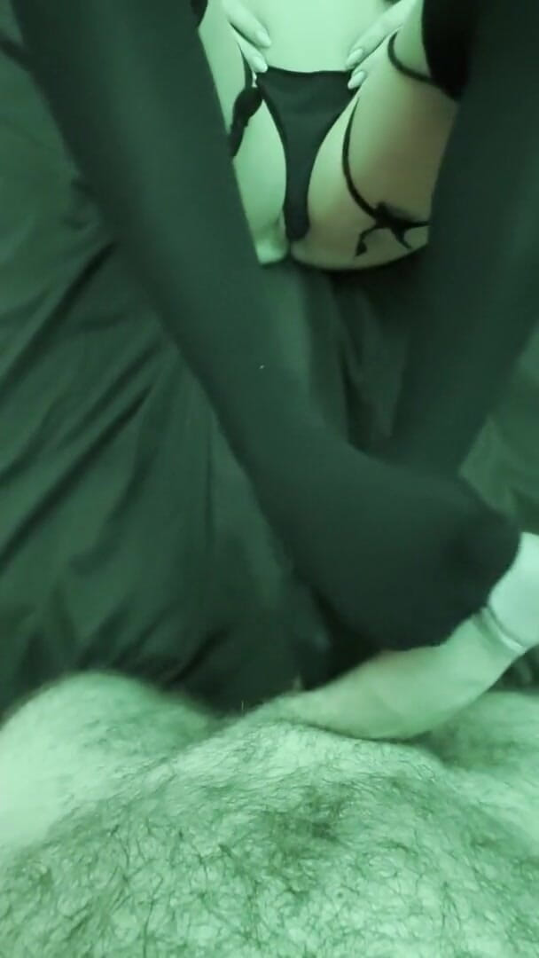 HoneyXScream: Chlapec se zavázanýma očima je submisivní k nohám své paní