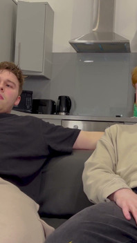 큰 자지 탑으로 처음 따먹히는 Ginger Twinks