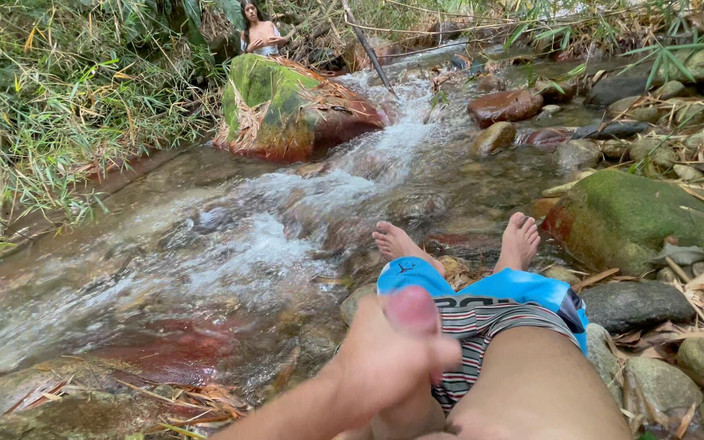 SOFIAYRIKY: मैं जंगल में एक अजनबी को जोर से चोदता हूं जबकि वह मुझे चट्टान से देखती है और मैं अंत में उसे अपने विशाल लंड के साथ अच्छी चुदाई देता हूं