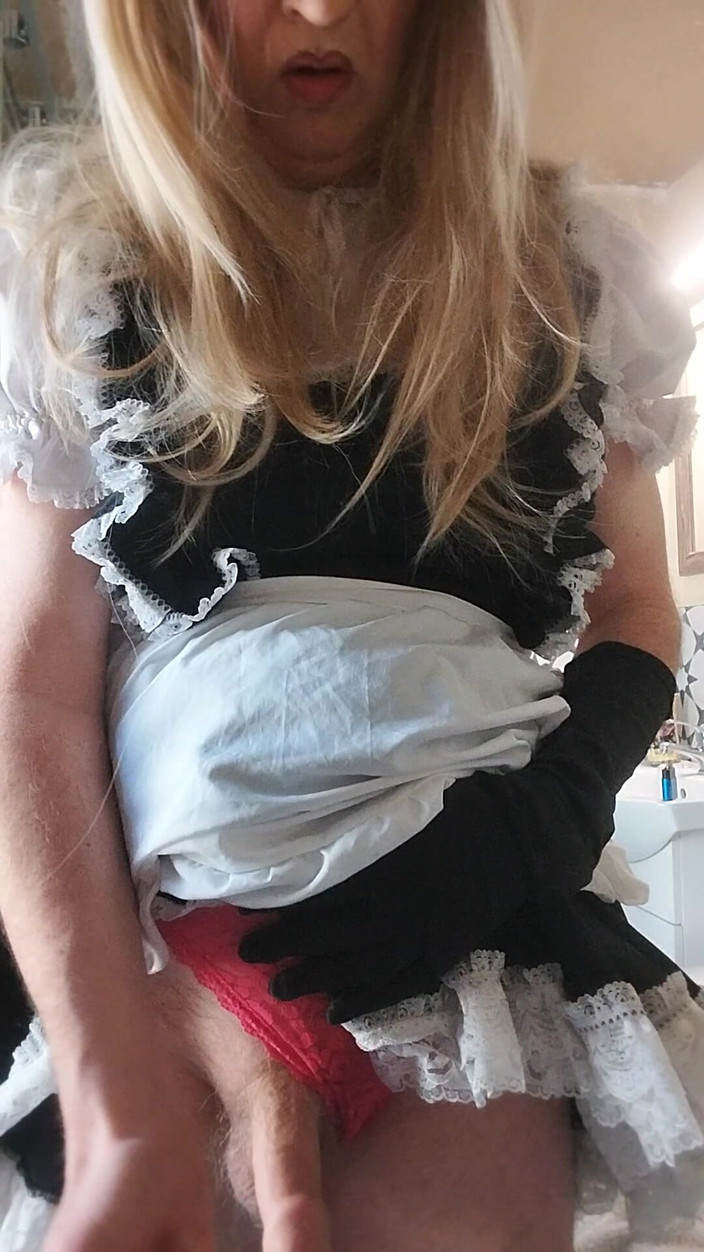 Cindy Belfast: Naughty Sissy-maid Cums on Duty