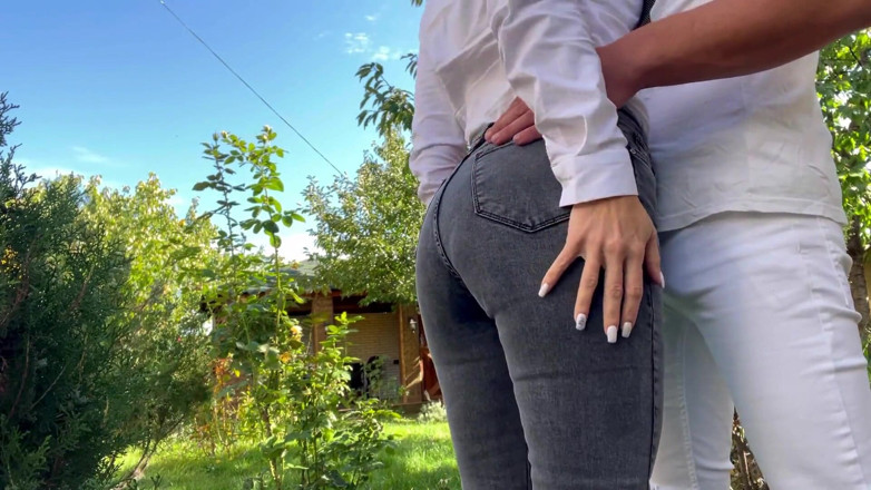 Femdom Sex: Blonďatá děvka kouří s výstřikem na obličej v zahradě