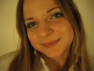 Flash Model Amateurs: O fată brunetă superbă este futută cu degetul în tufa ei...