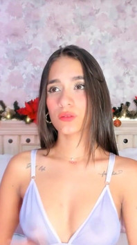 Nena bastante cachonda follando su auto usando su juguete