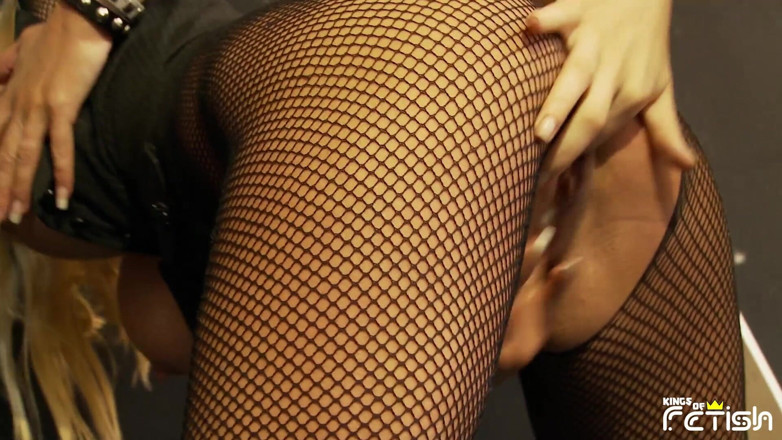 Lesbian porn for you: Si rambut coklat panas terlibat dalam seks lesbian kotor dengan...