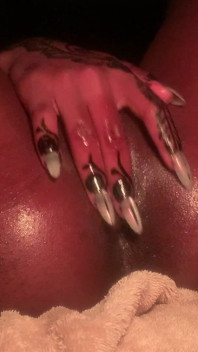 Caliente caliente caliente nena africana es atrapada masturbándose y luego luego es follada por una polla dura de bbc casera en primer plano