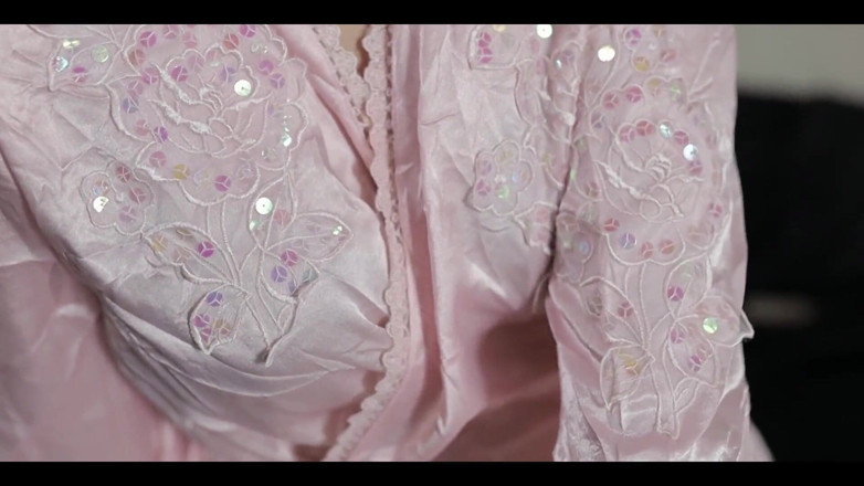 deafheaven666: Indo Tobrut Cuntok indossa un sexy abito di raso in...