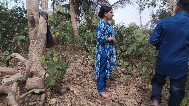 Sona bhabhi: インディアンビレッジのセックスビデオ、インドの女の子が義理の兄による屋外村での大きな胸のプレス