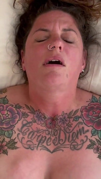 Carrie capri dildo fickt sich und kommt hart!!