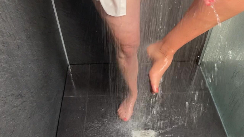 Mr MF: Frau reife füße unter der dusche werden nass und geil...