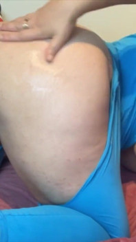 CAMGIRL MIT RUNDER ARSCH WIRD VOR DER KAMERA VERRÜCKT!! TOLLES SPERMA HIER!
