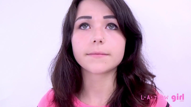 L.A. New Girl: Amatör minik genç kız dölleme için fotoğraf çekiminde büyük yarağı emiyor...