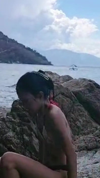 Un monstre à la bite géante profite d’une petite beauté sur la plage et la montagne