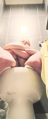 U puede recoger tu orden de coño en el baño público