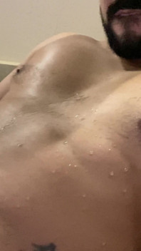 Gozando na banheira depois de se masturbar e abrir porra na barriga