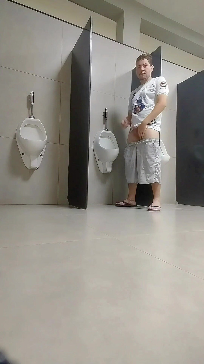 Marcosninfo: 我在市场的浴室里炫耀，差点被保安抓住。