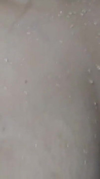 Madrasta está tomando banho com seus peitos sensuais e buceta quente