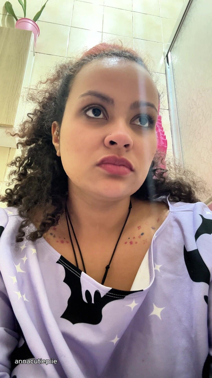 Cutiepiie Chubby: Plynsy mléčná intolerantní dívka na záchodě a prdění