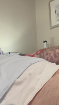 Zrzavá medvědí se svléká