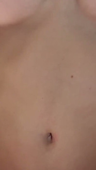 Mia Pixie quiere tu pequeña polla llenando su ombligo