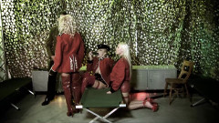 Tight little babes: Dvě prsaté lesbické důstojníkky poprvé zažívají ptáka