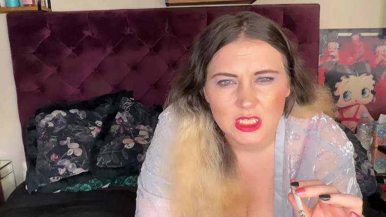 MissFFW: Domina bBW chastises nadelschwanz-verlierer beim rauchen