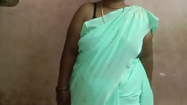 Tamil Anti Uma235: 叔母の家に行くと、彼女がサリーを結んでいてとても美しかったです。それから彼女の胸を抱きしめ、キスを交わしました。