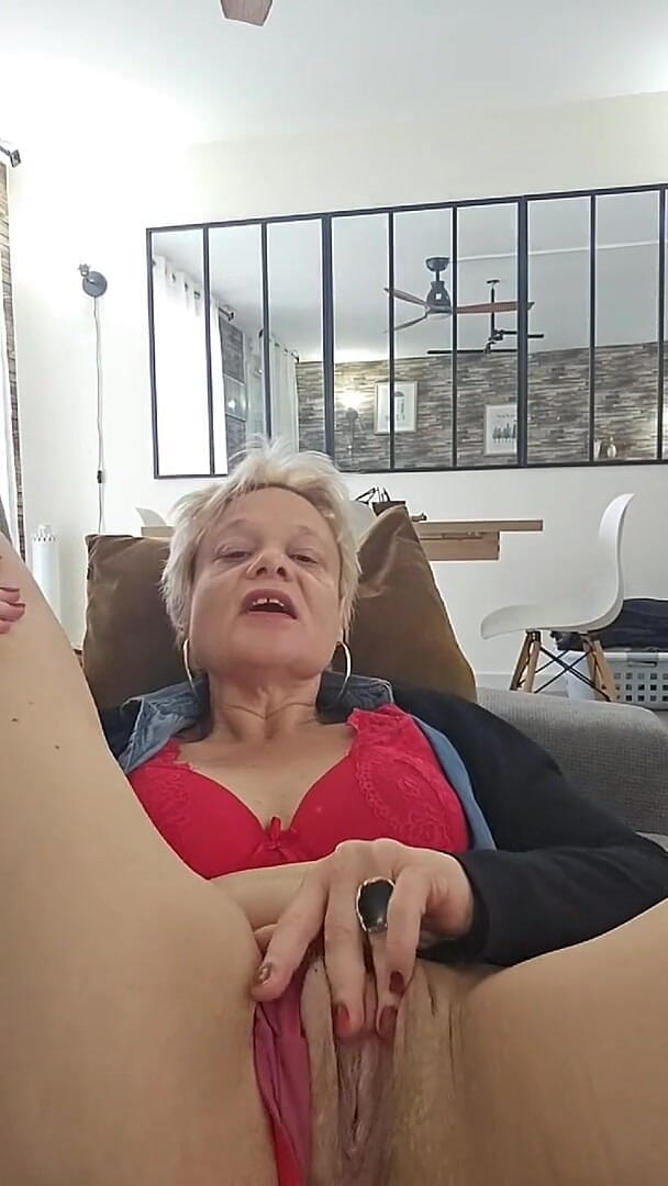 I Play with My Wet Pussy and My Ass (Sexy milf69)