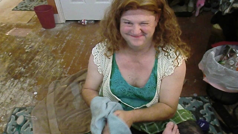 BBW nurse Vicki adventures with friends: Sevimli kadın kılıklı kadın kılıklı itaatkar sahibe Victoria'nın ayaklarına masaj...