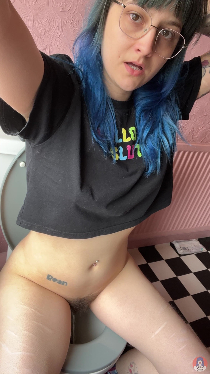 Alice Bean: Alice Peeing