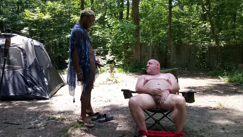 Kennie Jai: Kennie Jai îl prinde pe un urs în pădure masturbându-se și ejaculează pe...
