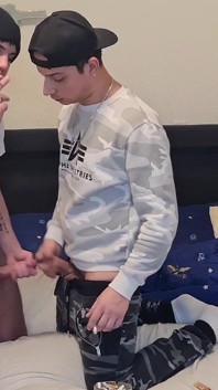 Chicos gay calientes fuman, hacen una paja, chupan y se corren